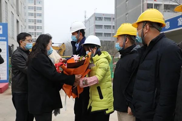 副校长冷畅俭、赵敏娟看望慰问