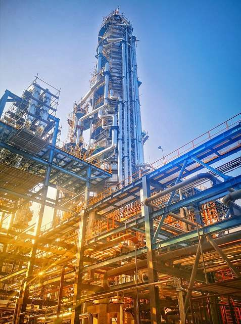 炼化装置巍峨耸立。