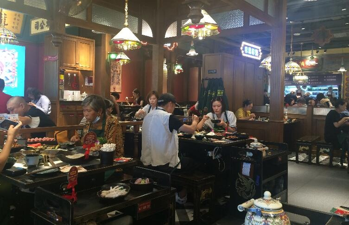 临近春节，北京部分餐饮门店消费需求旺。