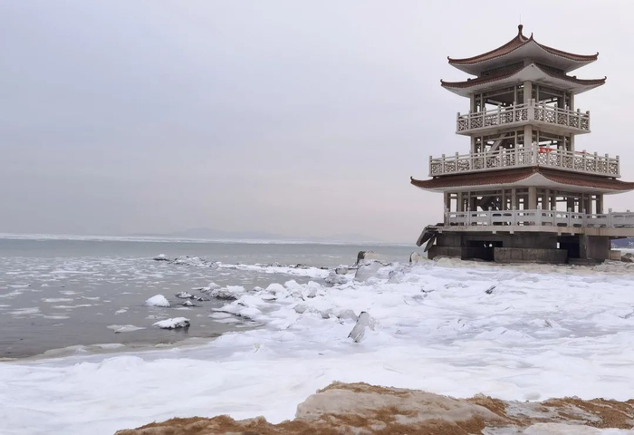 辽宁省葫芦岛市海域海冰一角。隋俊鹏 摄