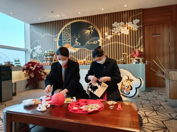 员工自己动手布置出温馨的氛围