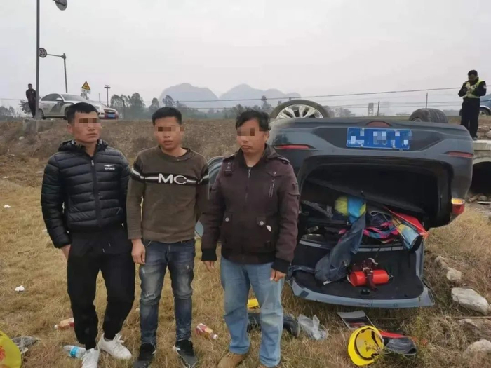 现场照片：黎某林（右）李某文（左）