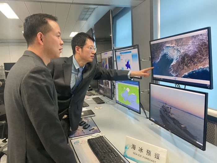 国家海洋环境预报中心工作人员通过卫星遥感实况图分析冰情   赵宁 摄