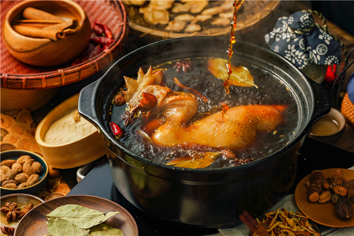 金凤扒鸡中草药焖煮工艺。（石家庄洛杉奇食品有限公司供图）