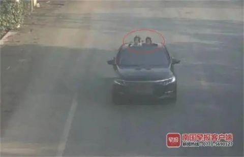 ▲小孩把头探出车窗外。（资料图）