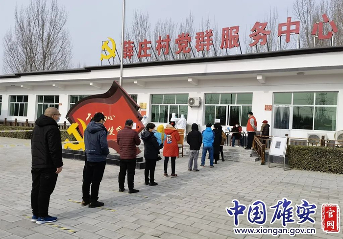 容城县八于乡薛庄村的群众有序地排队进行核酸采集。冯建光供图