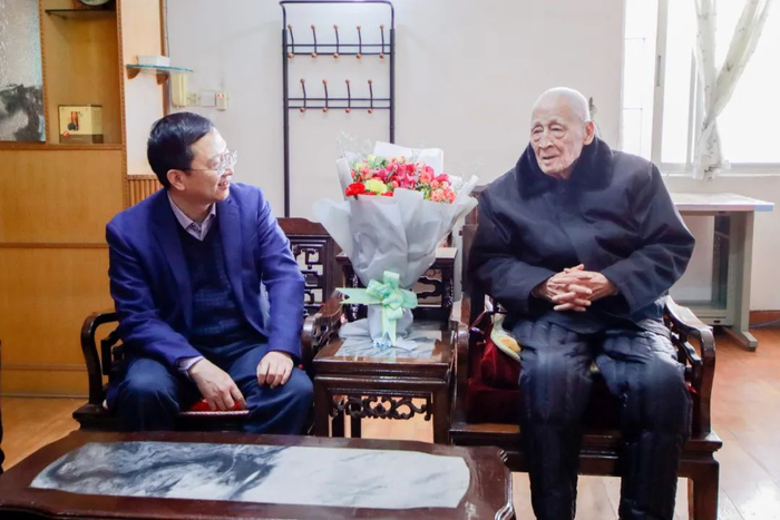 1月19日，高松校长慰问陈化成同志