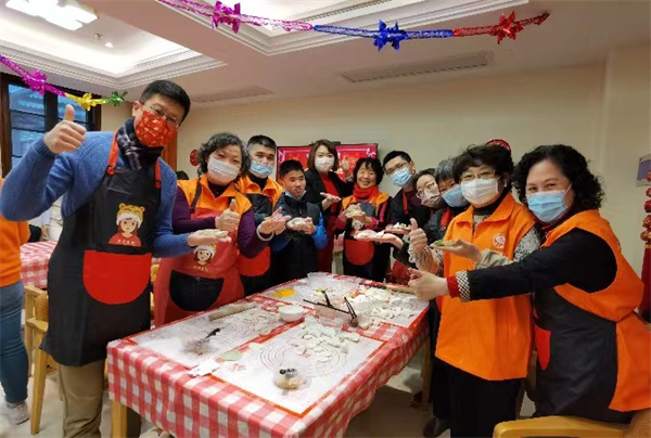 图说：包饺子现场。新华路街道供图（下同）