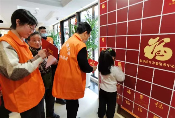 图说：在福牌上写心愿