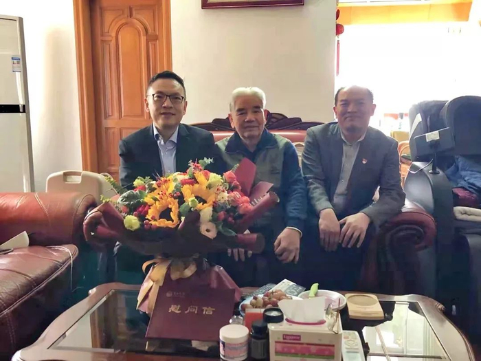 1月21日，王帆校长助理慰问李岳生同志