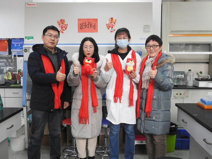 学院领导慰问留校做实验的同学