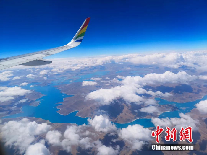 俯瞰羊卓雍错 中新社记者 赵朗 摄