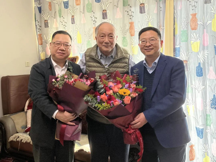 1月26日，高松校长和教育厅主要领导慰问李延保同志