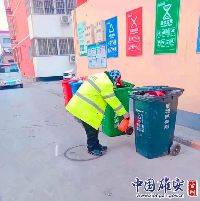 容城县综合执法局加强对生活垃圾收集运输处理设施、主要道路、公共场所的消杀工作。容城县委宣传部供图