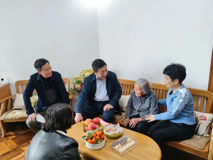 1月25日，余敏斌副书记慰问李启芬同志