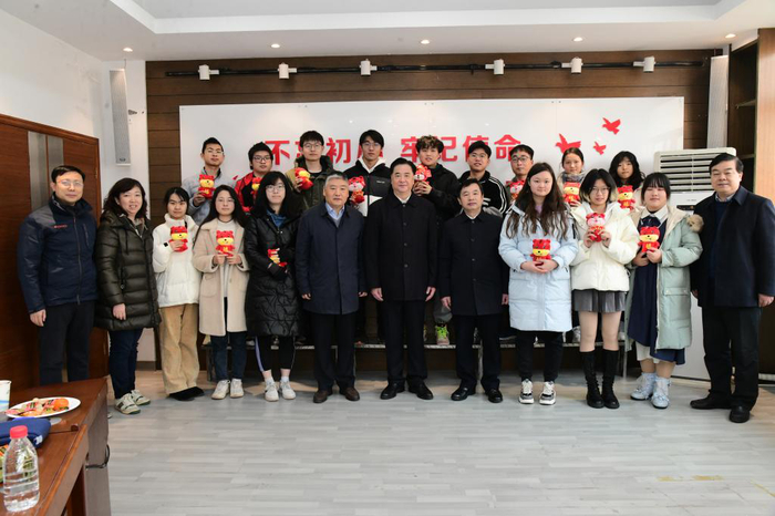 校党委书记李元元一行慰问留校学生代表