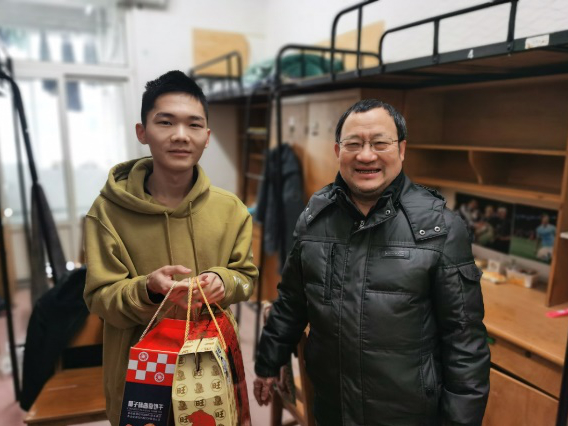 材料学院老师走进宿舍给留校学子送祝福