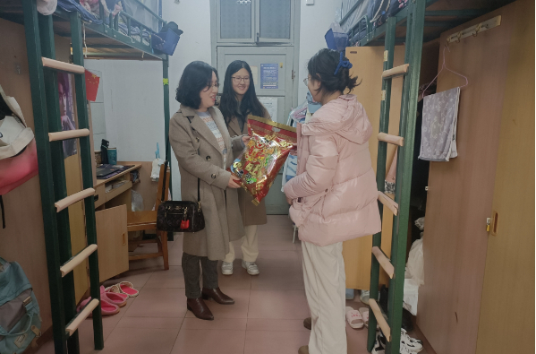 管理学院辅导员关怀留校学生