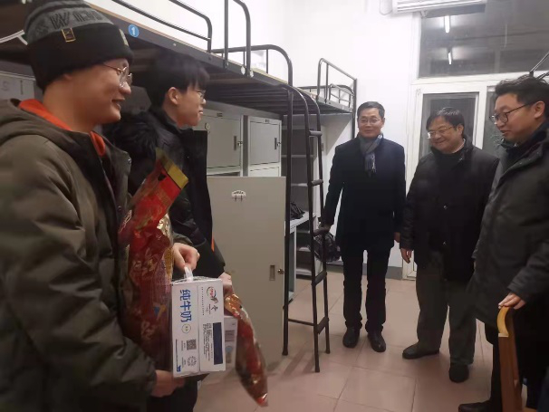 人工智能与自动化学院老师为留校学子送温暖