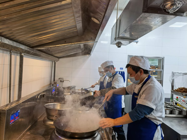 食堂师傅用心为留校学生备餐