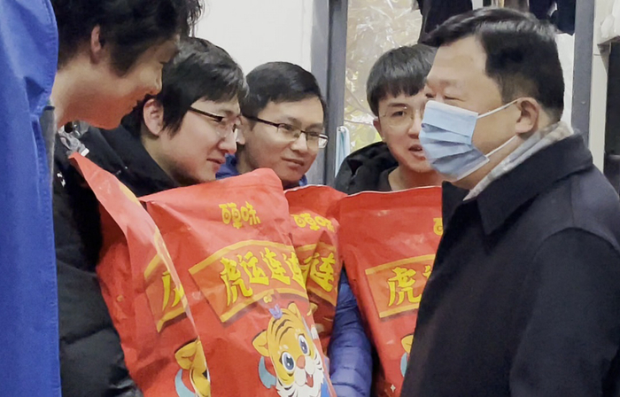 协和医院/第一临床学院院长胡豫与同学们一起贴春联