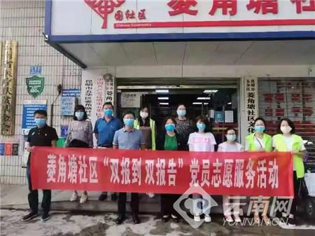 社区党员参加志愿服务活动供图