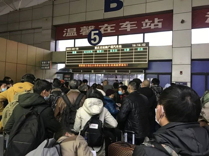 等待检票的旅客 郭宇/摄