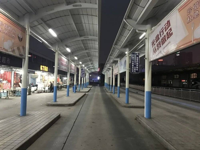 晚上七点的下客站台  郭宇/摄