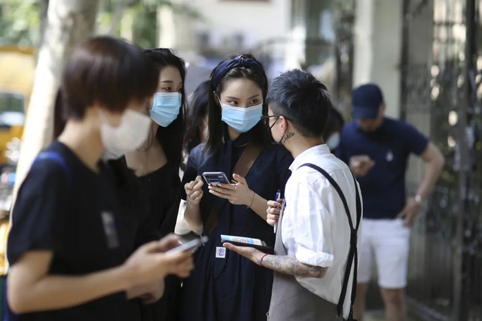 O.P.S. Cafe的咖啡师正在帮顾客点单。疫情之后他们只提供外带形式（于楚众 摄）