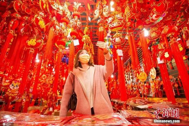  1月30日，市民在南京一家商贸城内选购春节饰品。图片来源：ICphoto