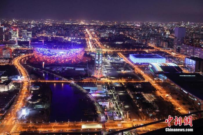 国家体育场“鸟巢”和国家游泳中心“冰立方”夜景。中新社发 陈晓根 摄 图片来源：CNSPHOTO 