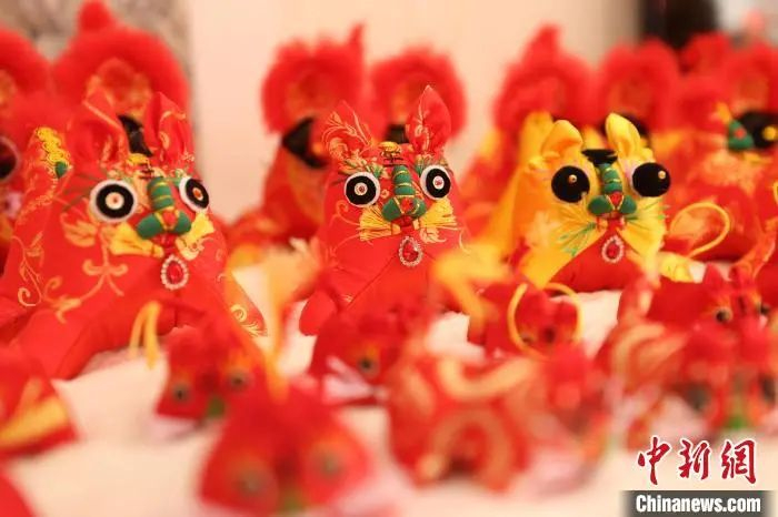 图为虎虎生威的布艺老虎。贾珺 摄