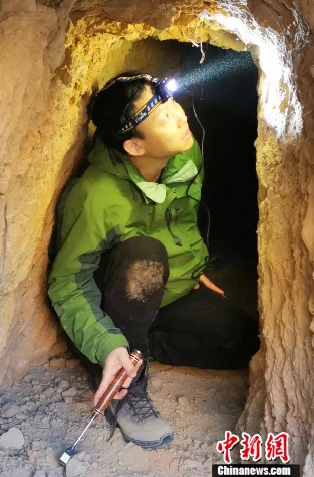 2020年，孙博阳在山西保德野外考察时探洞。中新社发 受访者供图