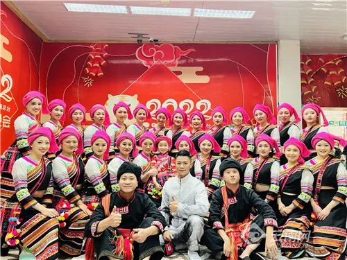 《摆出一个春天》演员们在央视春晚现场 供图