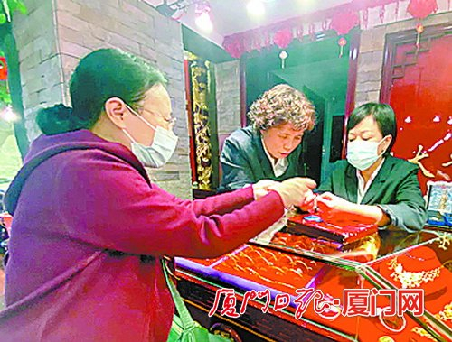 　　市民挑选黄金饰品。