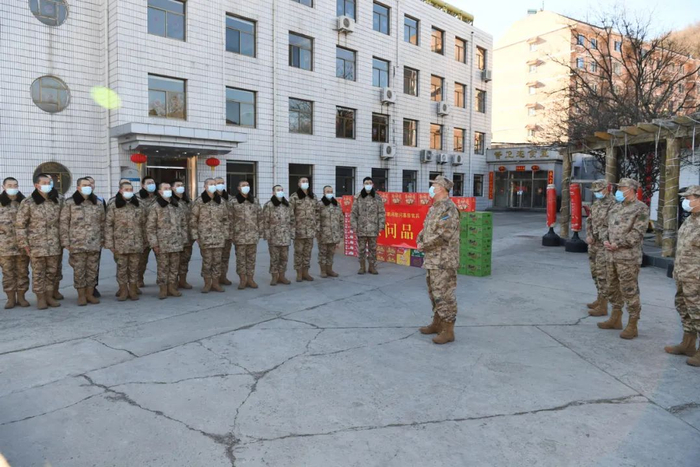 ▲ 看望慰问连队官兵