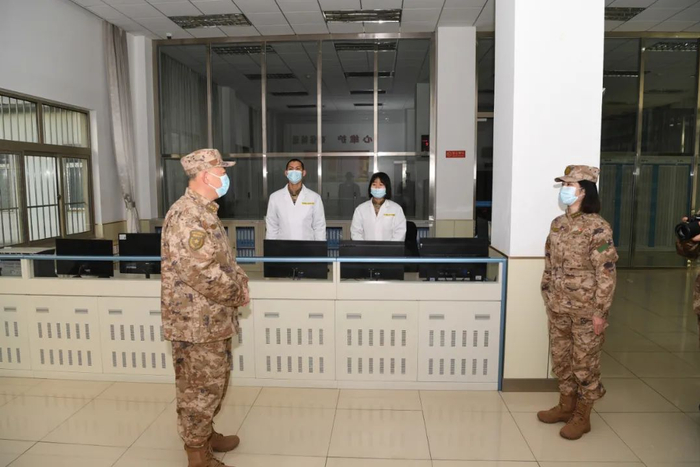 ▲ 与执勤官兵亲切交谈