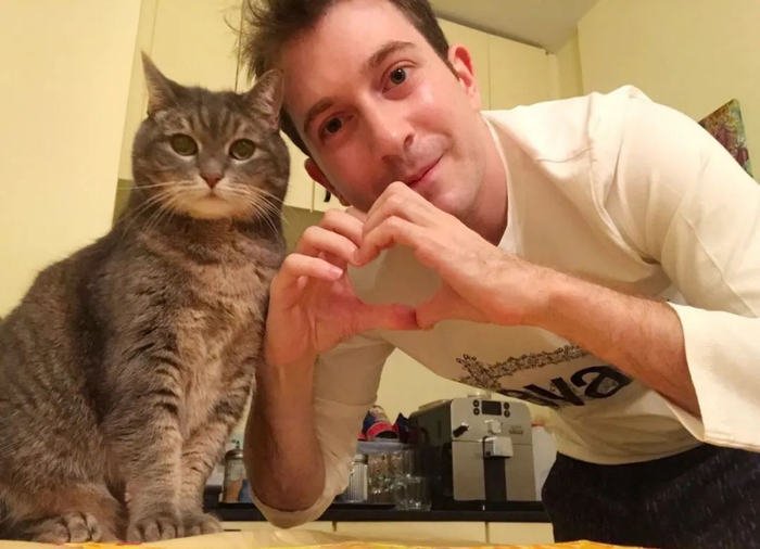 郭杰瑞和他的猫。受访者供图