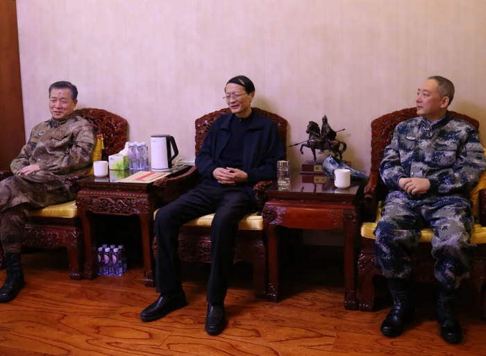 ▲ 许学强校长、郑和政委看望大学原政委吴杰明同志