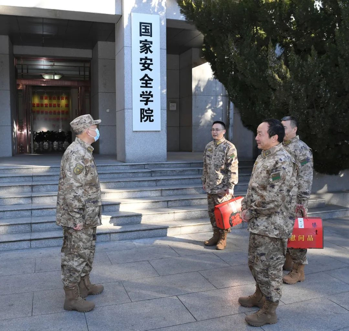 ▲ 看望慰问值班人员