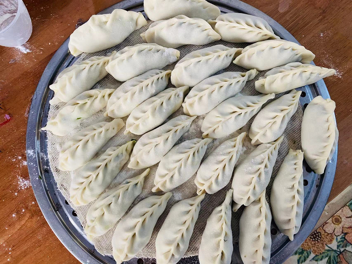 航航和同事包的饺子（图片由受访者提供）