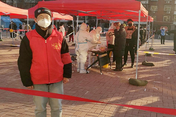 ▲经济管理学院财管1901班甘鑫海协助开展核酸检测工作