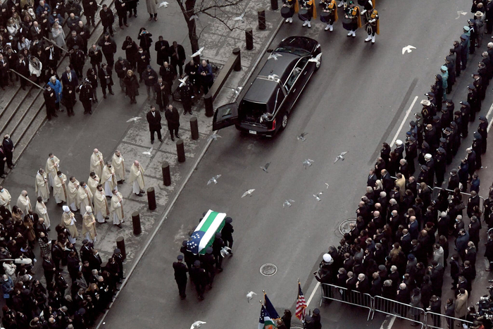 当地时间2月2日，纽约市为殉职警察威尔伯特·莫拉举行葬礼 图源：《纽约时报》