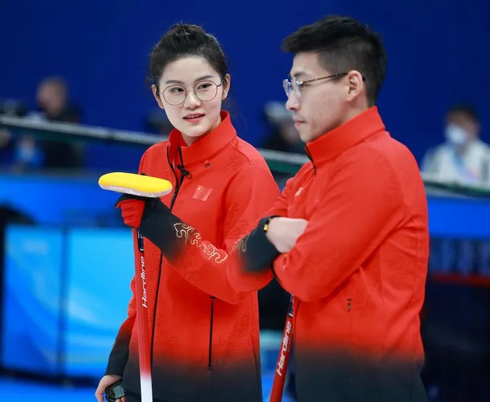 2月2日，中国冰壶队范苏圆（左）和凌智在比赛中。新华社记者 刘续 摄