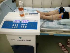  图16 牛膝醇提液配合透药仪给骨关节炎患者治疗实践图
