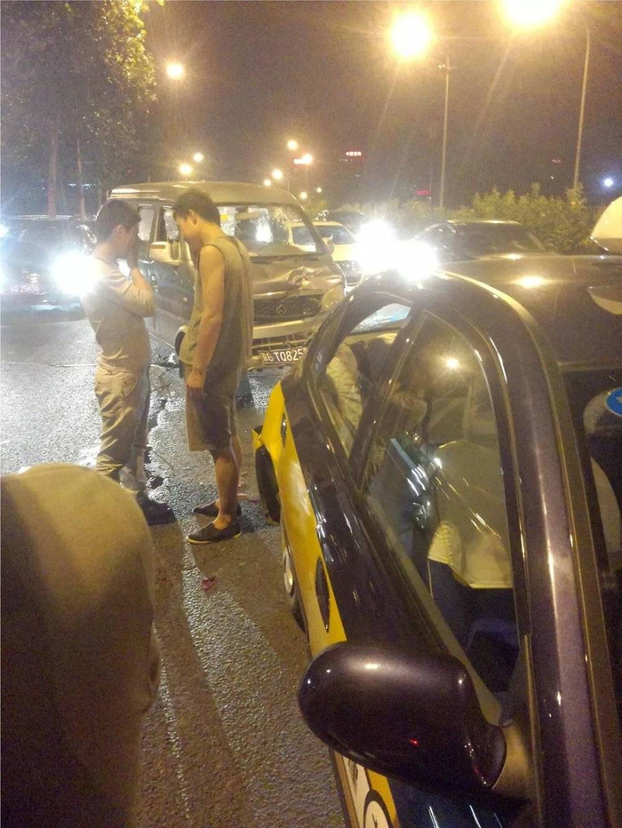 就是这俩个小伙子追的尾