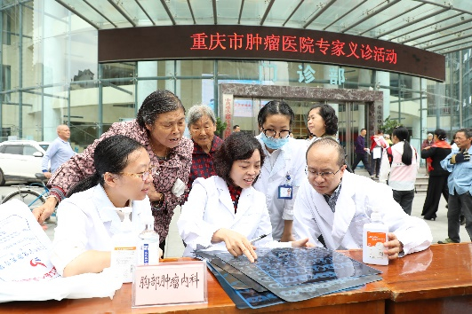 （图说：重庆大学附属肿瘤医院专家在垫江县人民医院义诊。）