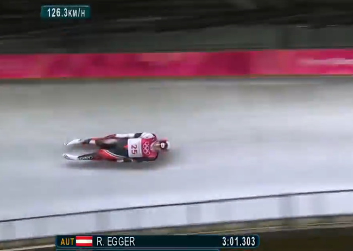 大多数状态下正常截图根本截不到清晰的人影，只有一个模糊人形，与旁边的乐呵观众形成鲜明对比。