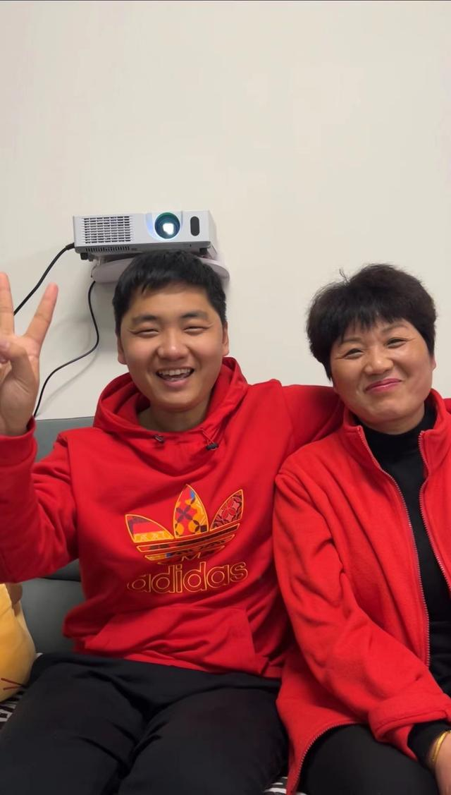 1月31日，除夕，李芳和张洋洋一起录制拜年视频。 新京报记者 陈亚杰 摄 