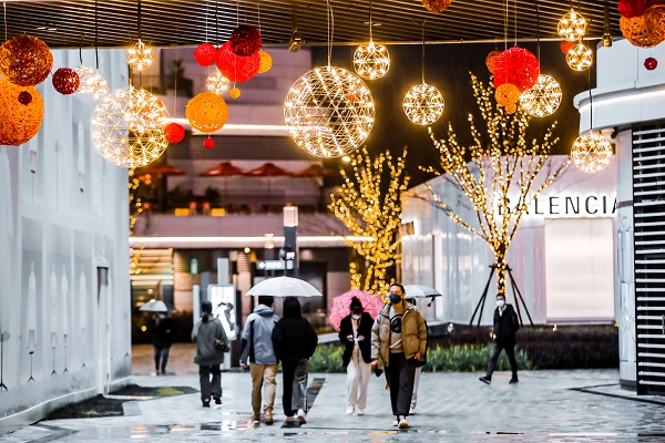 图说：前滩太古里用毛线球编织艺术装扮全场